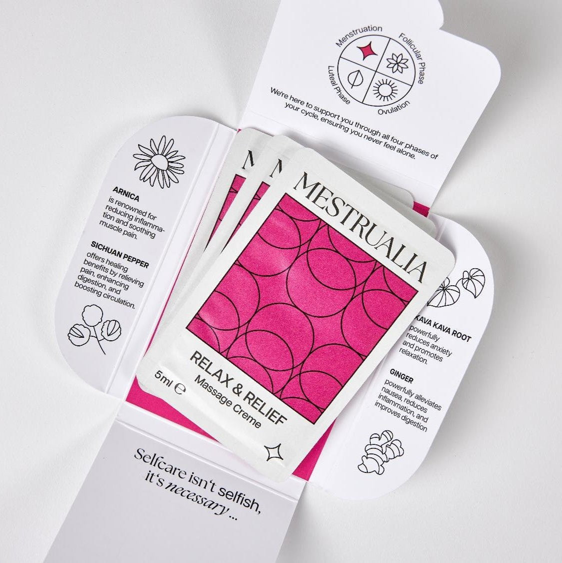 Vista dall’alto di una crema da massaggio con la sua custodia e tre buste ecosostenibili in carta. Perfetta per il benessere quotidiano e l’uso personale, senza riferimenti a benefici specifici del prodotto