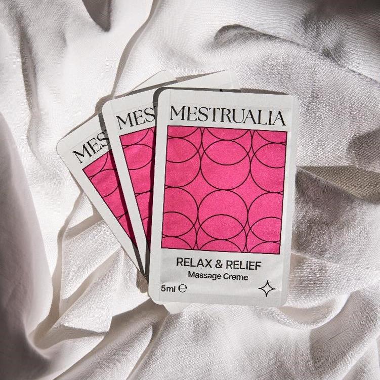Foto dall'alto di tre confezioni di crema da massaggio Relax & Relief disposte su sfondo bianco.