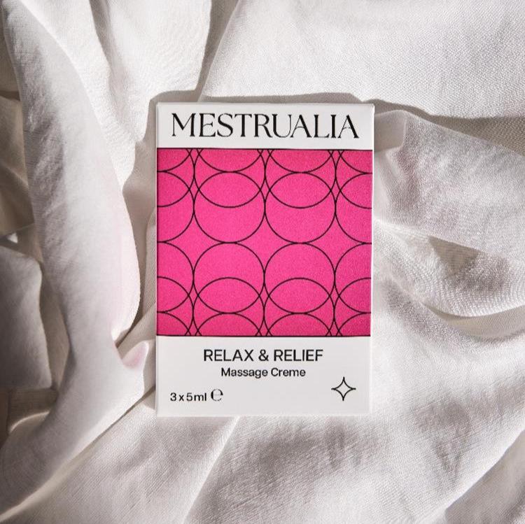 Foto dall'alto di una confezione di crema da massaggio Relax & Relief su sfondo bianco.
