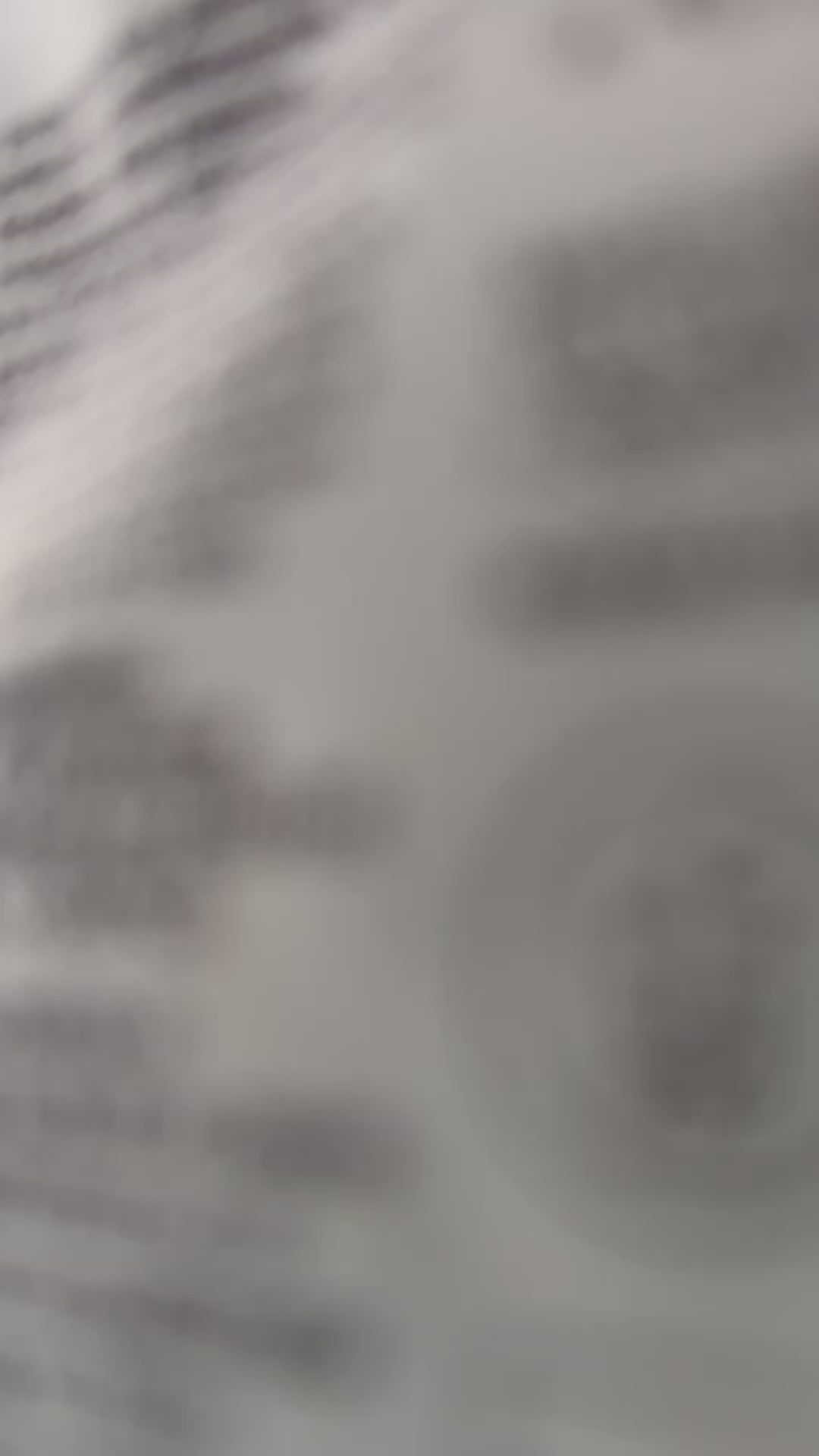 Video che mostra un pacchetto estratto dalla neve da una persona, con un focus sul design del prodotto.