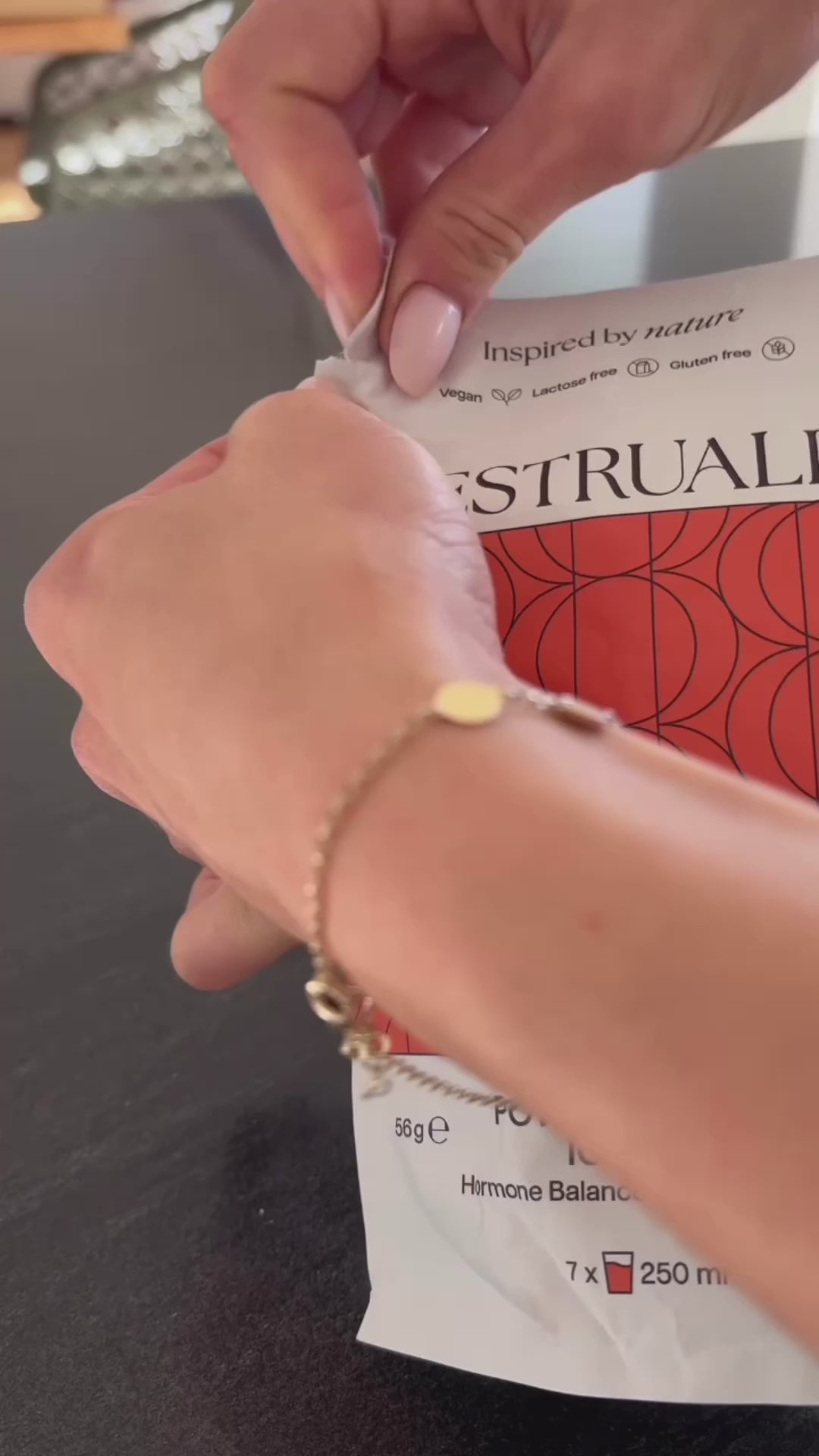 Video dell'apertura di un integratore alimentare visto di lato, mostrando il design del packaging, senza riferimenti a benefici specifici del prodotto